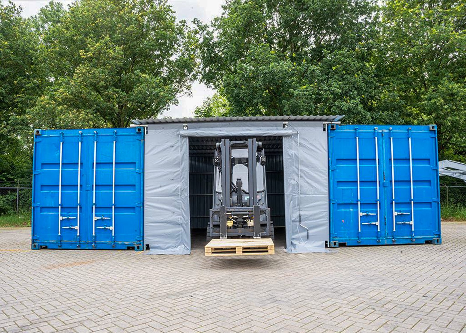 Base logistique — conteneurs maritimes industriels